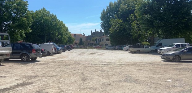 Σαραντάρισε και κατασκευάζει μια πλατεία με παιδική χαρά